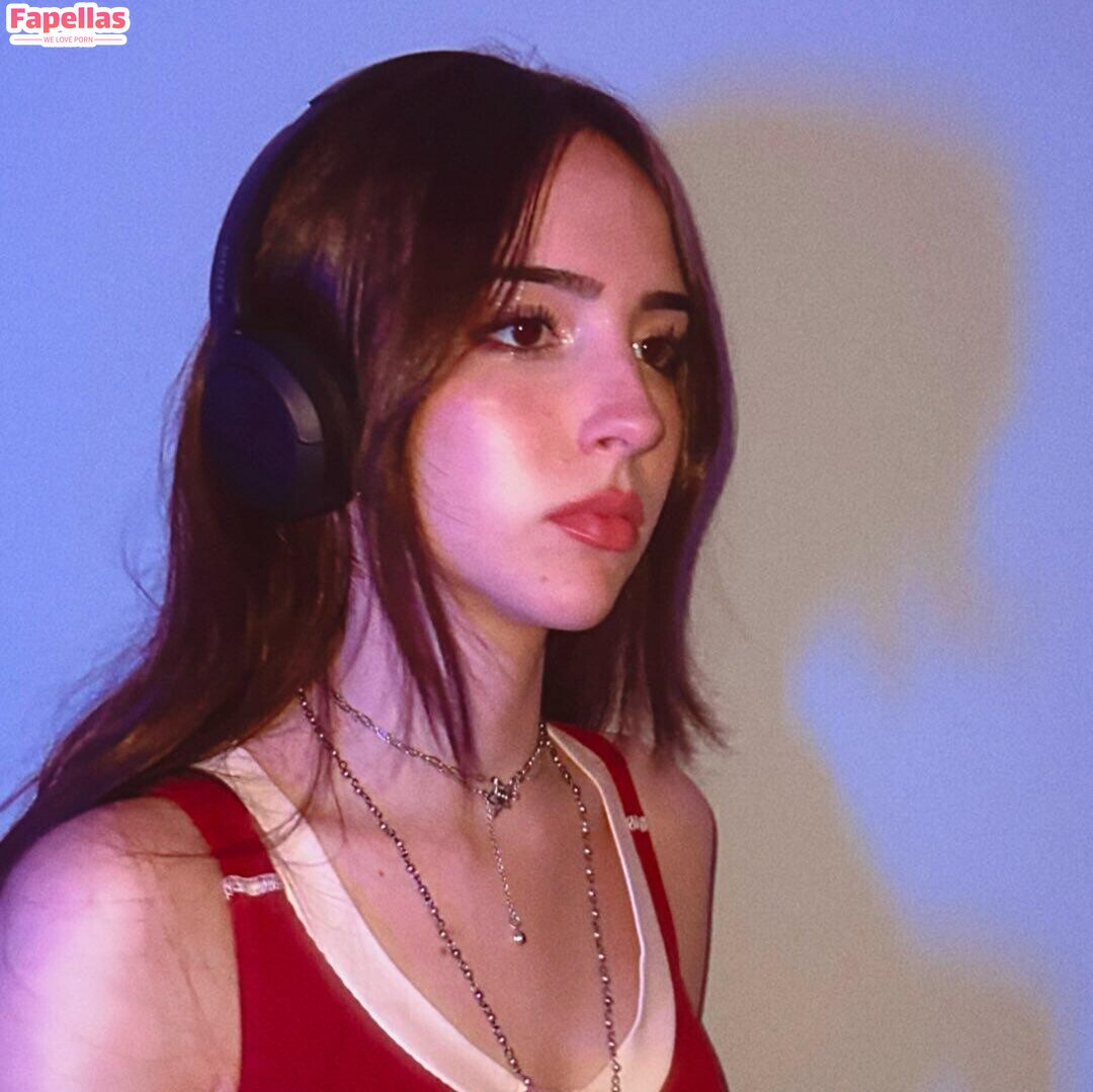 Gabriela Bee