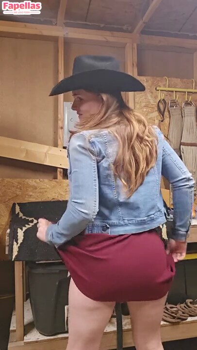 naughtyredfarmgirl