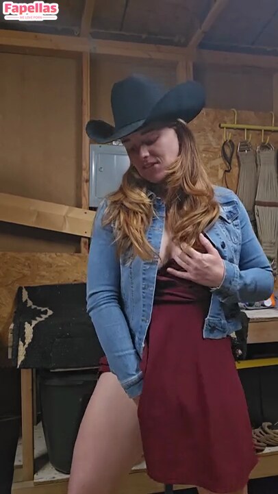 naughtyredfarmgirl