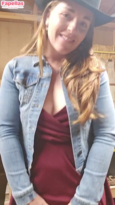 naughtyredfarmgirl